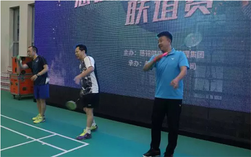 2羽毛球世界冠軍董炯、慈銘集團(tuán)副總裁羅貴林、上屆衛(wèi)冕冠軍民政部代表一起舉行開球儀式.jpg